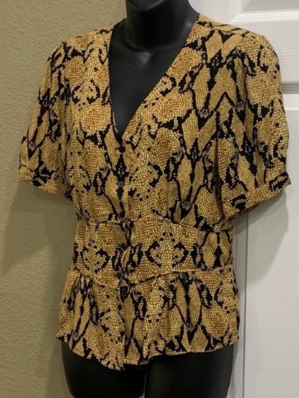 Catherine Malandrino blouse V-Neck Blouse in Mustard Snake Print sz M - Picture 3 of 5